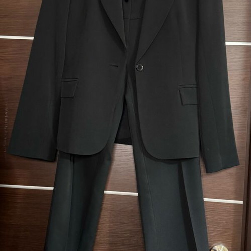 Madlen Black Suit like new with one button