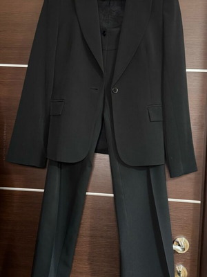 Madlen Black Suit like new with one button
