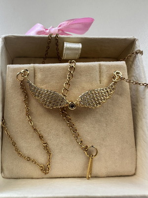 Necklace angel wings with zircon like new, gold color