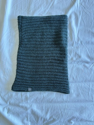 Unisex scarf like new, green knitted fabric