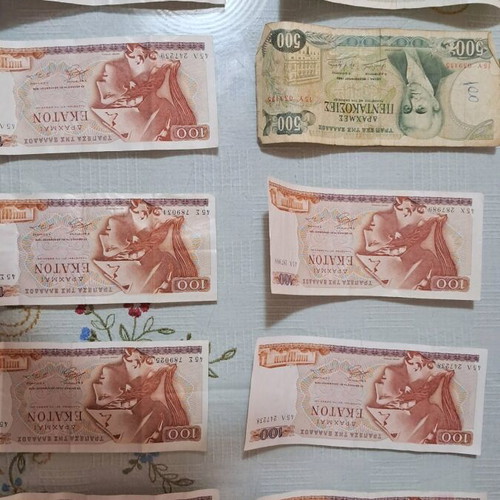 Used banknotes, 2×500, 29×100, 6×200