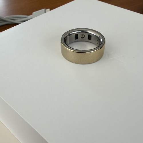 Oura Ring 4 Gold Size 8 like new with original box and accessories