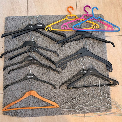 Clothes hangers like new, pack of 25