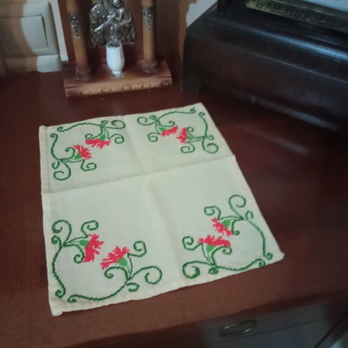 Small vintage handmade embroidered table linen like new, 1970