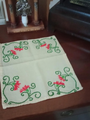 Small vintage handmade embroidered table linen like new, 1970
