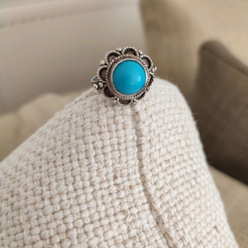 Silver vintage ring stamped 100 with turquoise stone in very good condition