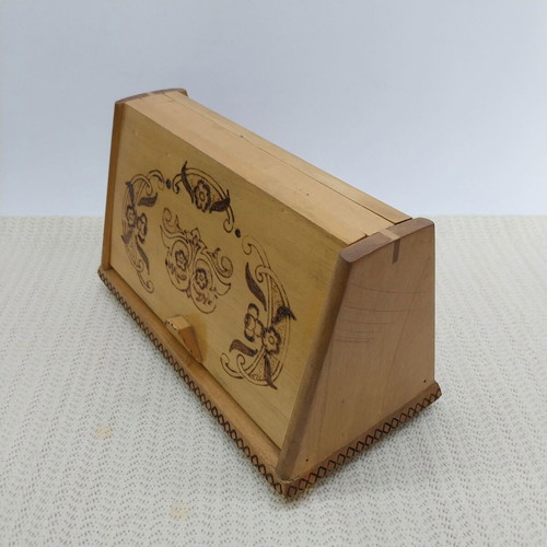 Wooden cigarette box with pyrography, vintage Bulgarian 1970s