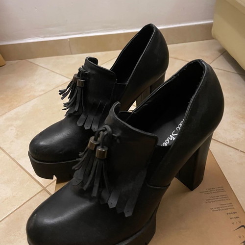 Women's high heel shoes black like new, size 39