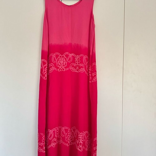 Long sleeveless pink dress like new with patterns