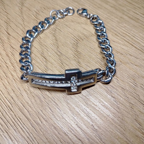 Cross bracelet with diamonds