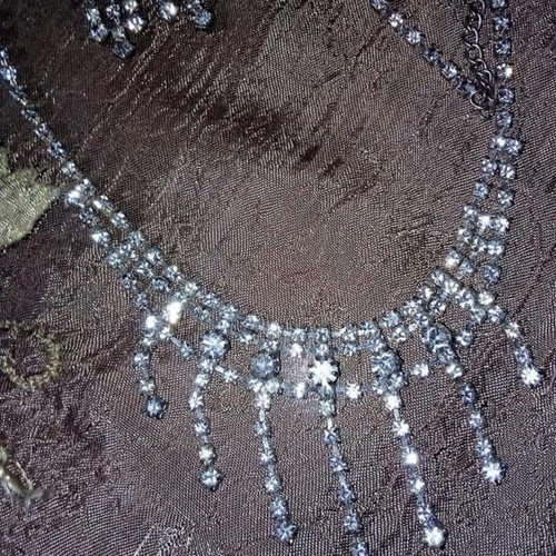 Fashion jewelry set with adjustable clip earrings like new, white and silver