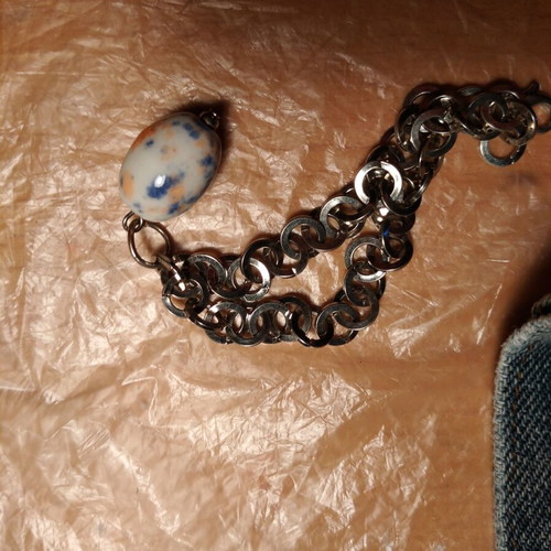 Chain bracelet metal with white-blue bead