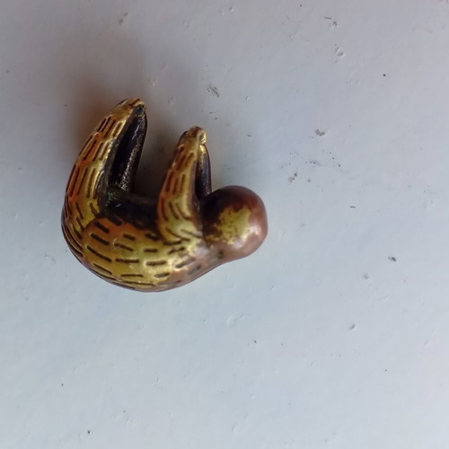 Sloth miniature statuette pendant used, gold-plated copper 1.5 cm
