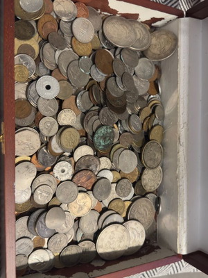 Ξύλινο κουτί με μεταχειρισμένα νομίσματα και τοκενς από όλο τον κόσμο