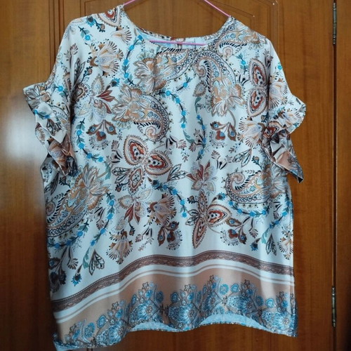 Women's blouse with paisley print like new, size M