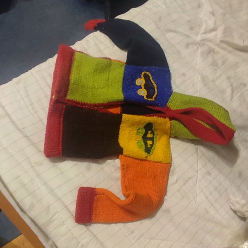 Hand knitted wool sweater with zipper and car decoration, new, for 3-year-old child