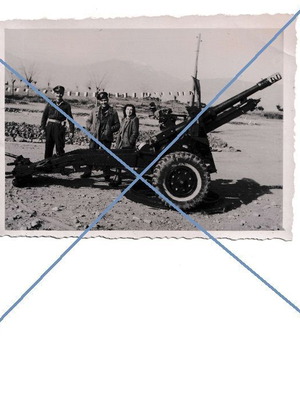 Φωτογραφία μεταχειρισμένη με στρατιώτες, δεσποινίδα και πολυβόλο