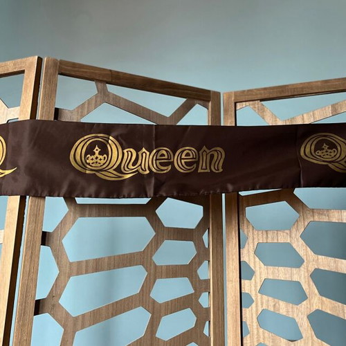 Queen Scarf like new, collectible 80s