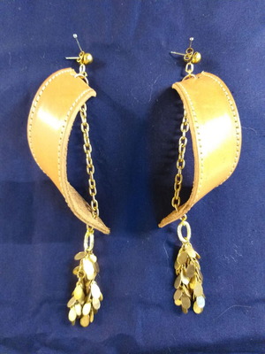 Leather and chain earrings in gold color like new