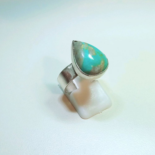 Silver ring 9.25 with turquoise semi-precious stone like new