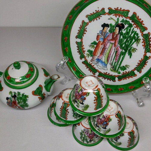Chinese miniature tea set Zhong Guo Jingdezhen Zhi with 9 pieces, painted geishas
