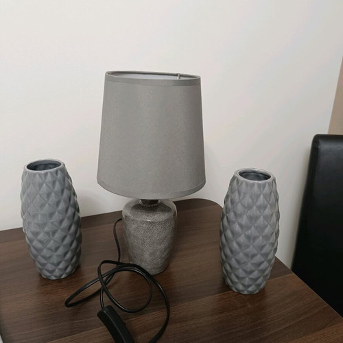 Two vases with gray lamp like new
