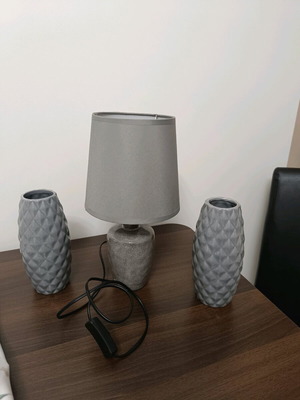 Two vases with gray lamp like new