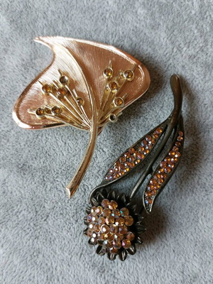Faux bijoux pins used, pack of two, gold-colored