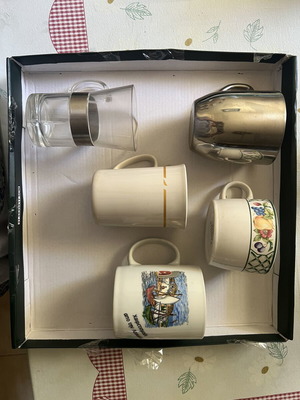 Set of 5 assorted mugs
