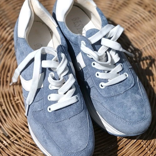Athletic shoes new, blue, size 38 with stable platform