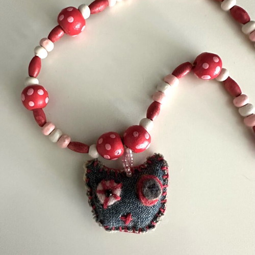 Beaded necklace with cat charm like new, kids choker