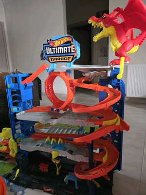 Hot Wheels City Πίστα Ultimate Garage σαν καινούργιο με 2 αυτοκίνητα