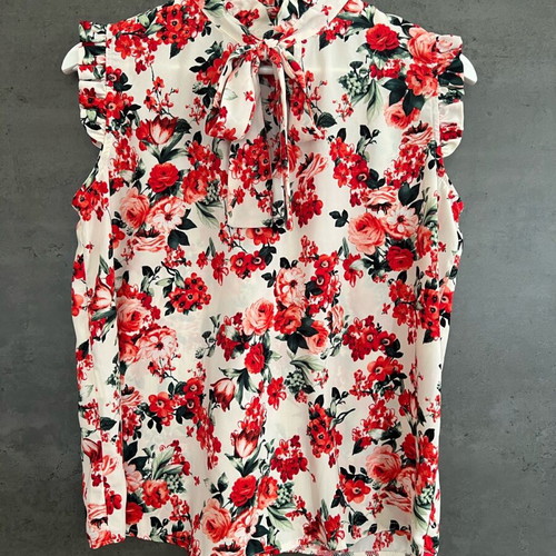 Paranoia floral women's blouse new, size small, white and red