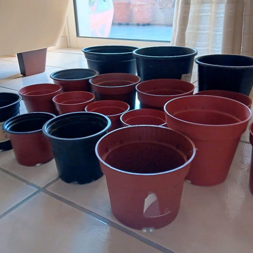Plastic flower pots used, pack of 22, black and terracotta