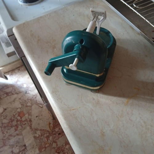 Manual fruit peeler with blade, new