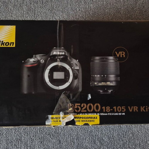 Nikon D5200 18-105 VR camera kit with tripod