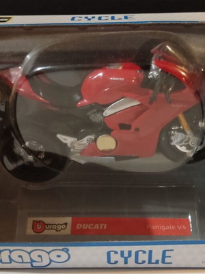 Ducati Panigale V4 model 1/18 new in box