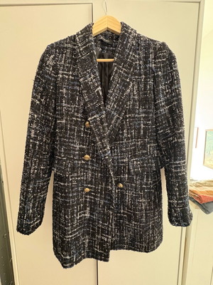 Σακάκι μπλέιζερ μακρύ με γυαλιστερή πλέξη και χρυσά κουμπιά σαν καινούργιο