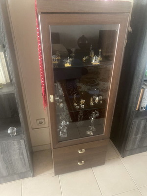 Showcase cabinet in excellent condition