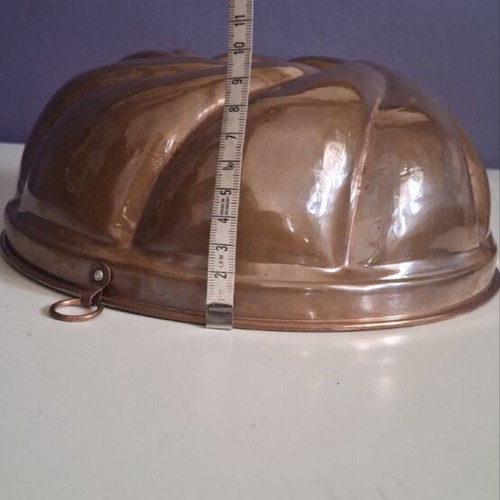 Vintage copper Bundt cake mold Kugelhopf with hanging ring, like new