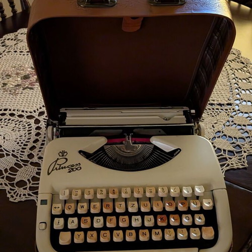 Princess 200 Portable Typewriter vintage 1960s like new