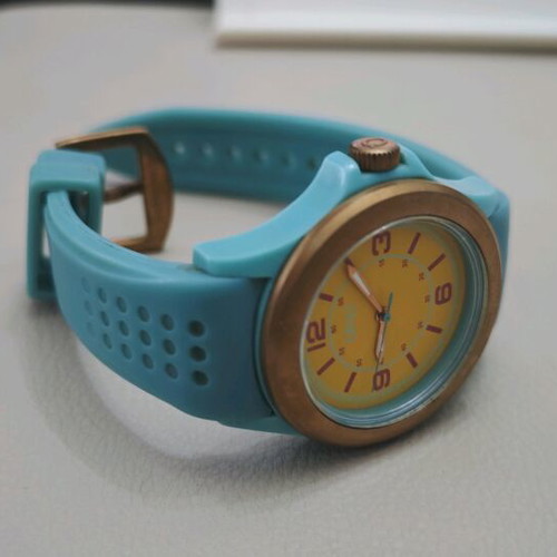 OYYO watch like new, veraman color