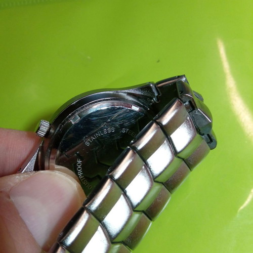 QMAX watch like new with large bracelet