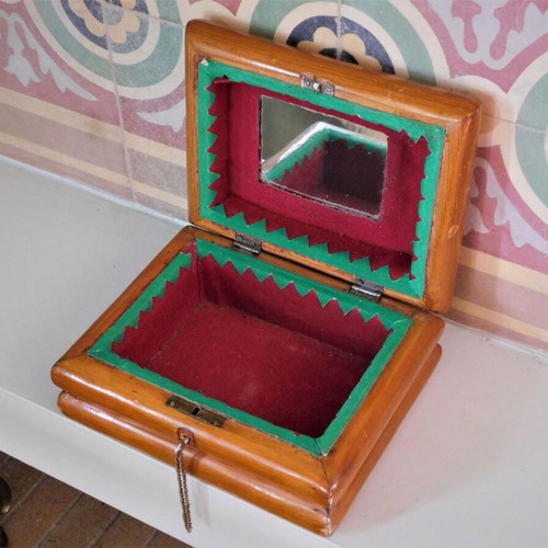 Box 1966 with ski pyrography used, handmade