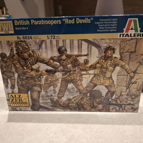 Model figures British paratroopers like new