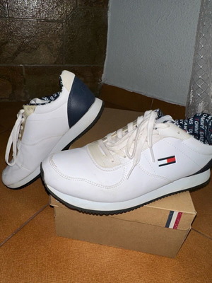 Παπούτσια Tommy Jeans μεταχειρισμένα, νούμερο 42, άσπρα sneakers