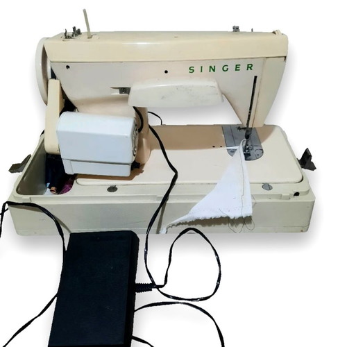 Singer sewing machine made in Brazil 220V like new with case and accessories