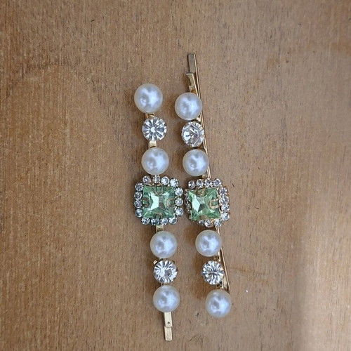 Set of 2 luxury hairpins with pearls and green crystal like new