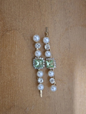 Set of 2 luxury hairpins with pearls and green crystal like new