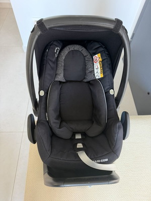 Maxi Cosi Rock Nomad Black car seat with 2WayFix base like new
